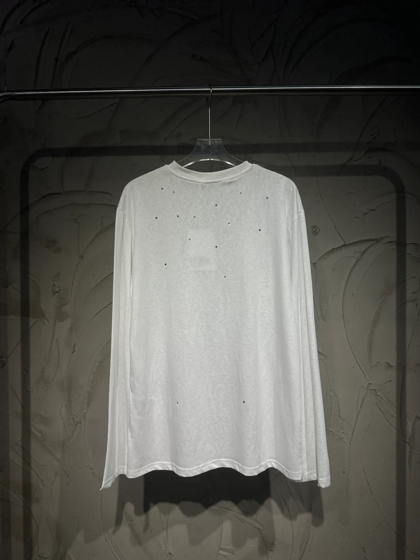 Acne Studios New Arrival North America Limited Laser Silver Silver Series Long Sleeve Hot Diamond T-Shirt Acne Studios Highest Edition Long Sleeve Series Long Sleeve T-shirt is one that you can’t help but love. The long-sleeved T os version is not picky. The snowflake cotton fabric feels soft and smooth and is not easy to wash. The fabric has been treated so it is stronger than the Quality counter. It can be used as sun protection clothing in summer. The same fabric as the original version is relatively thin. The feel and count are in place. The fried yellowing effect is cool. The printing effect is also in place. Details are online for comparison. 1 color and four sizes #long-sleeved T-shirt # #acne Color: White Black Size: S M LXL